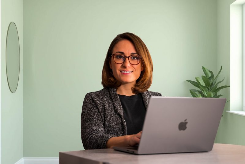 Audrey Bernachot au travail sur son ordinateur